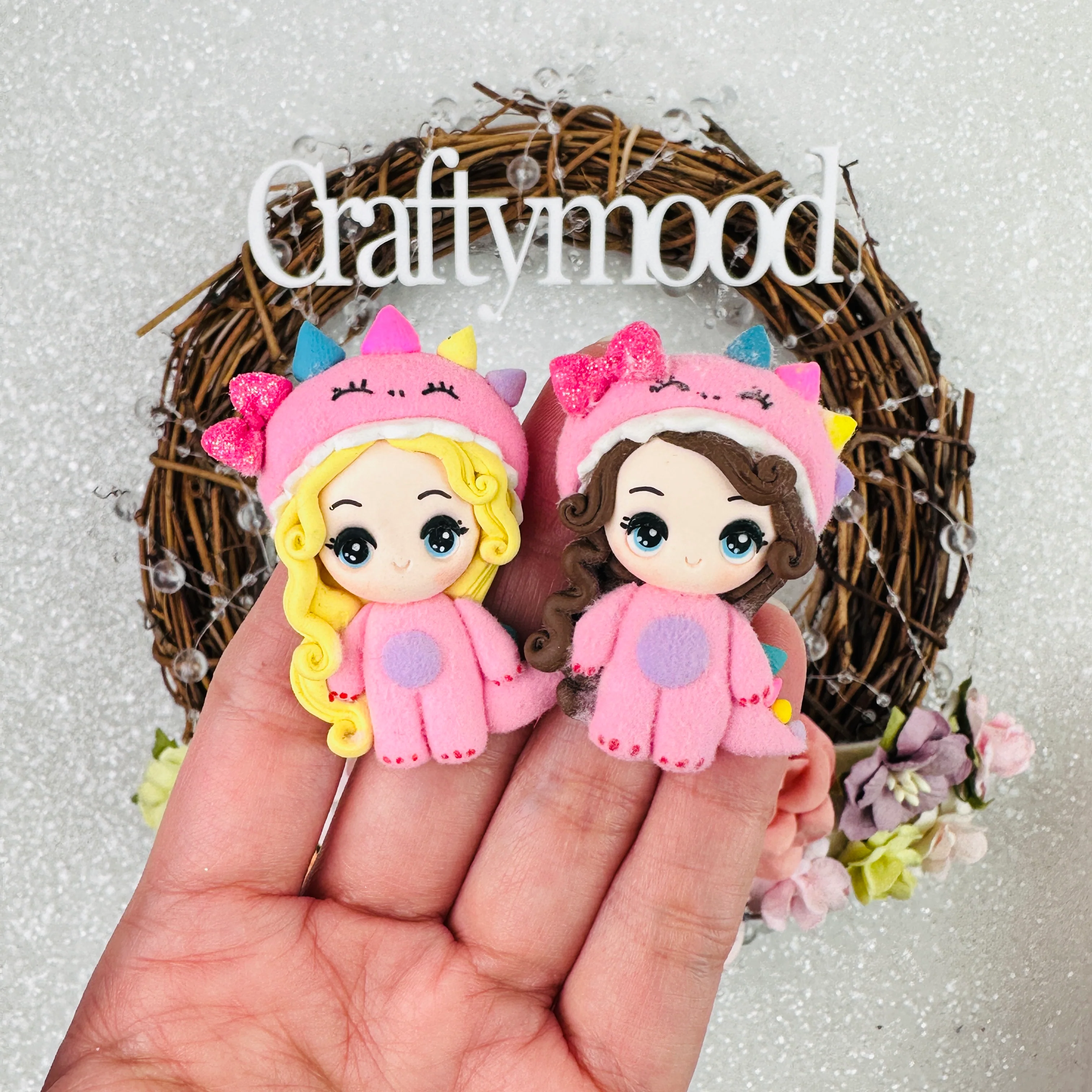 Dressing up pink dino girl - Embellishment Clay Bow Centre