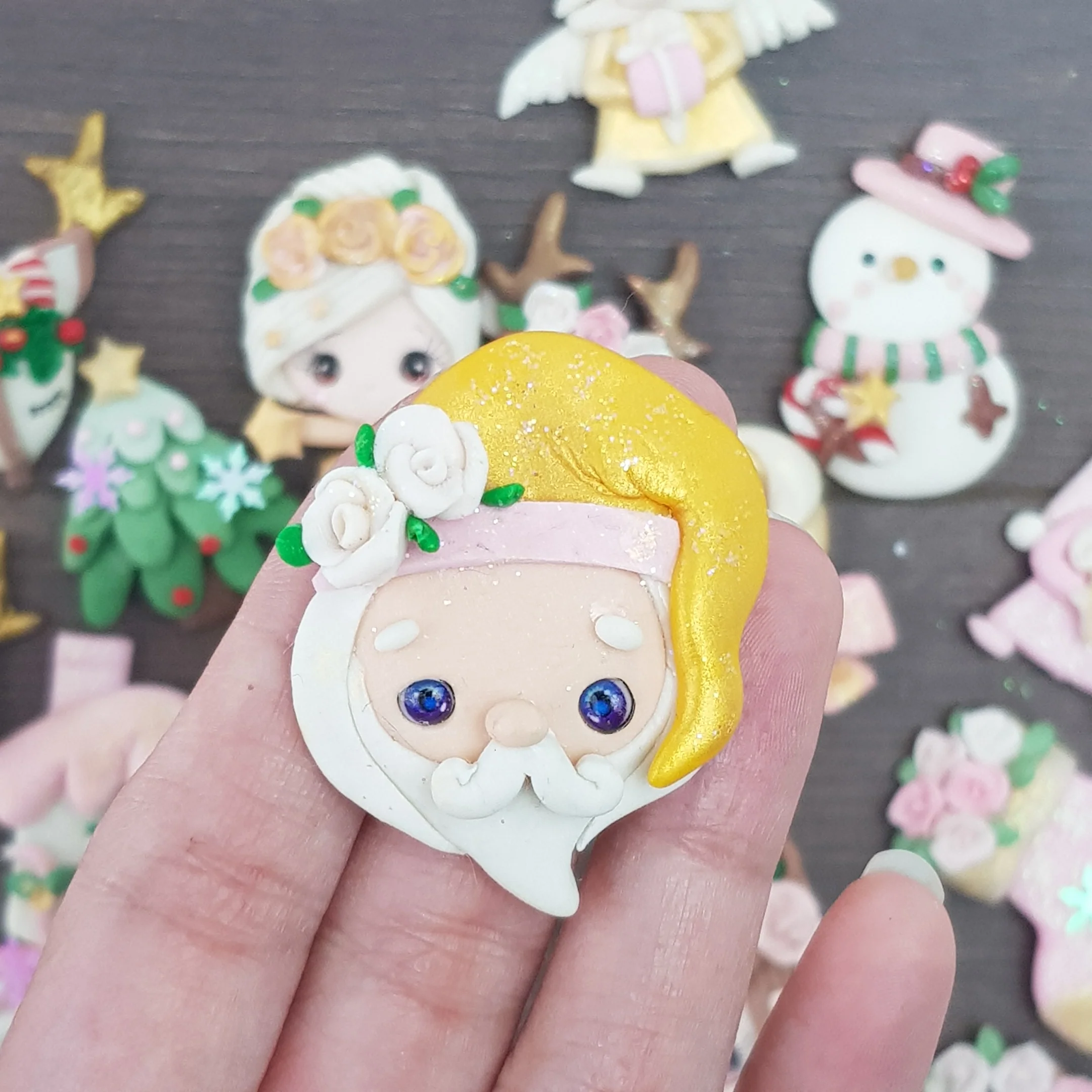 Golden hat santa - Handmade Flatback Clay Bow Centre
