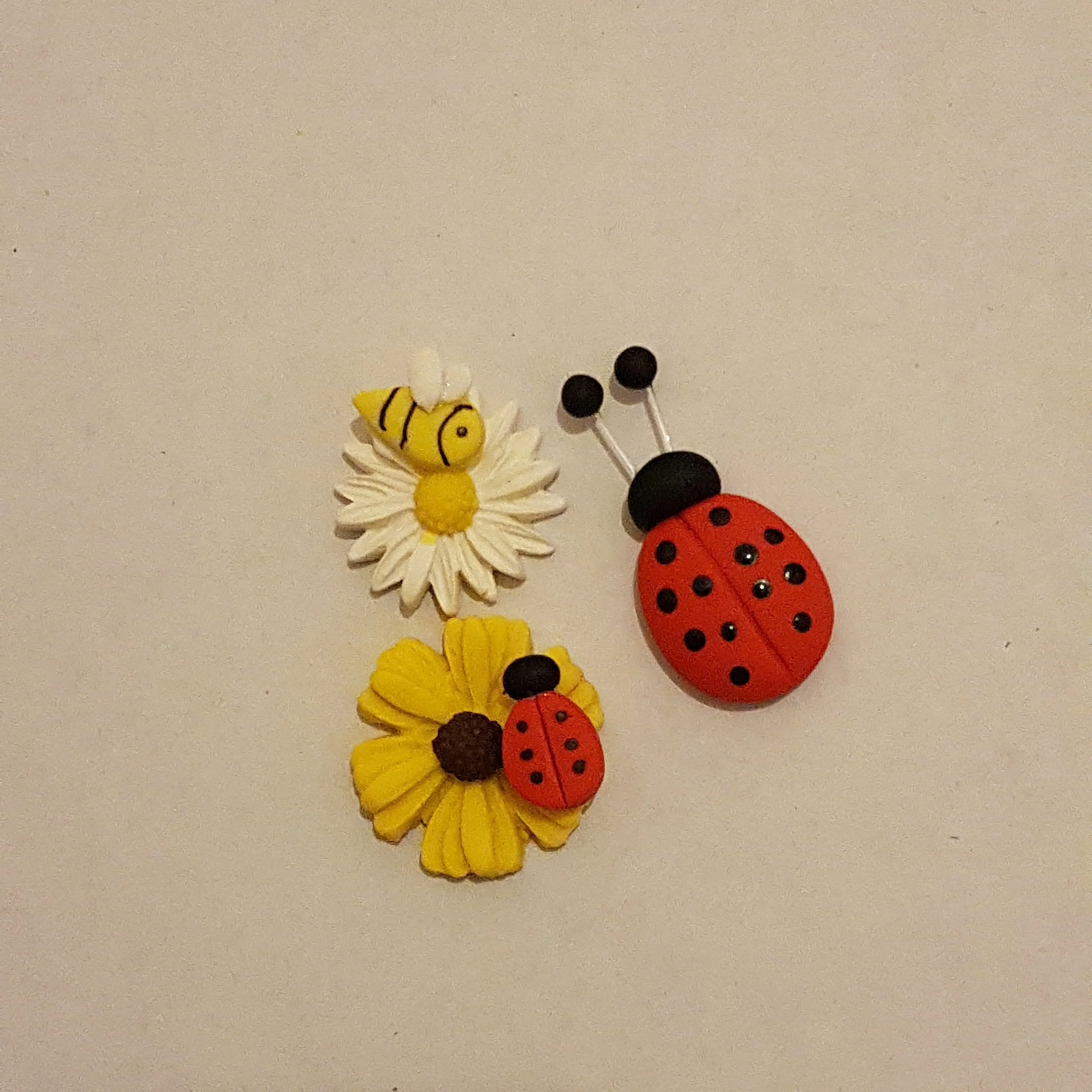 Ladybug and flowers - set of 3 - Embellishment Clay Bow Centre - Image 2