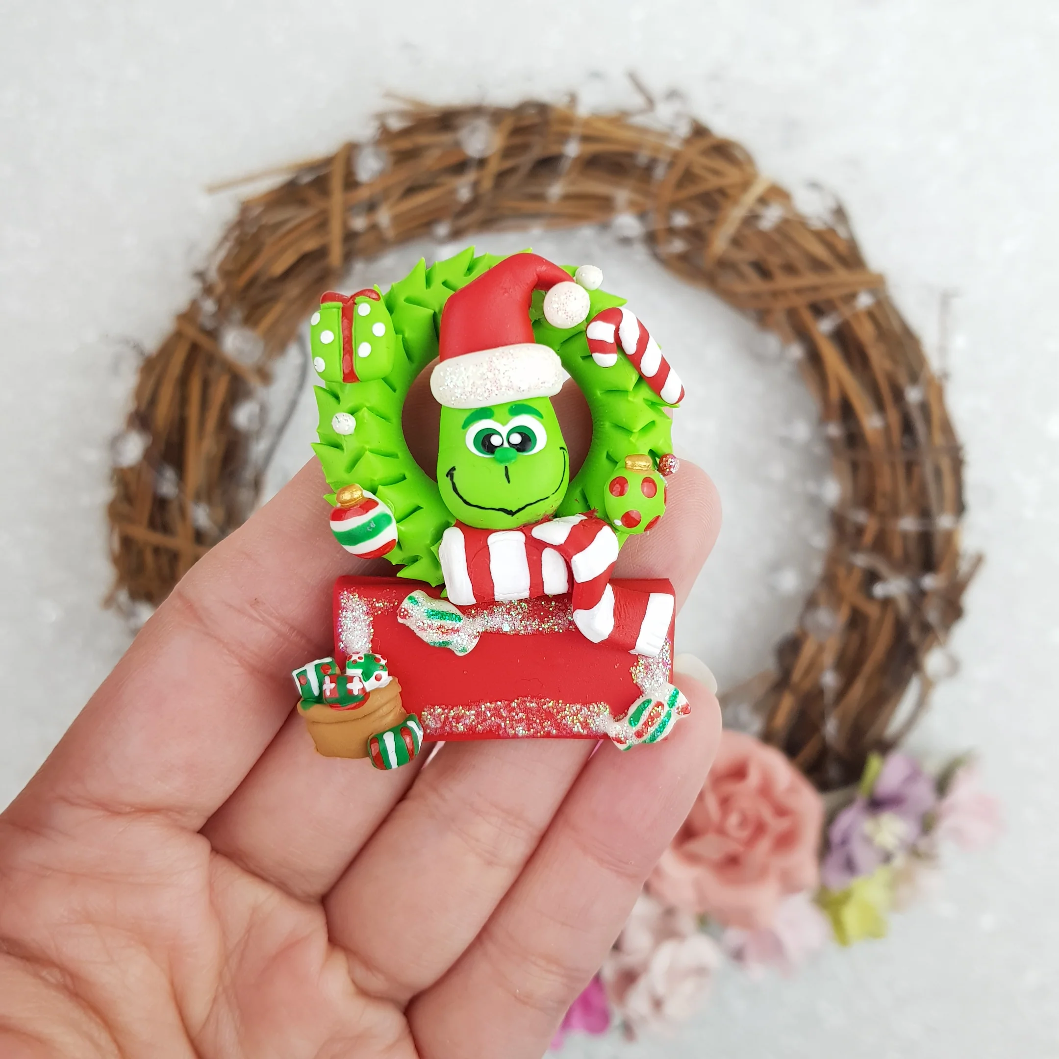 Name plate Christmas green monster - Embellishment Clay Bow Centre
