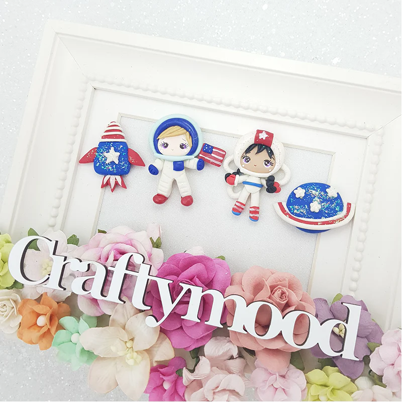 The astronauts friends - Handmade Flatback Clay Bow Centre - Image 2